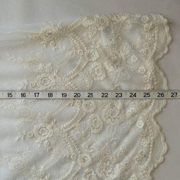 Lavish Ivory Lace Short Sleeve Scoop Neck Overlay Women's Top - Women's Medium - Picture 6 of 6